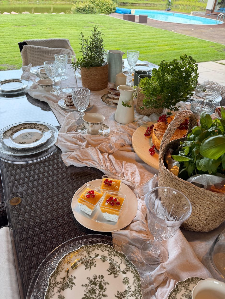 Desery i ciasto na tarasie, w tle podgrzewany basen